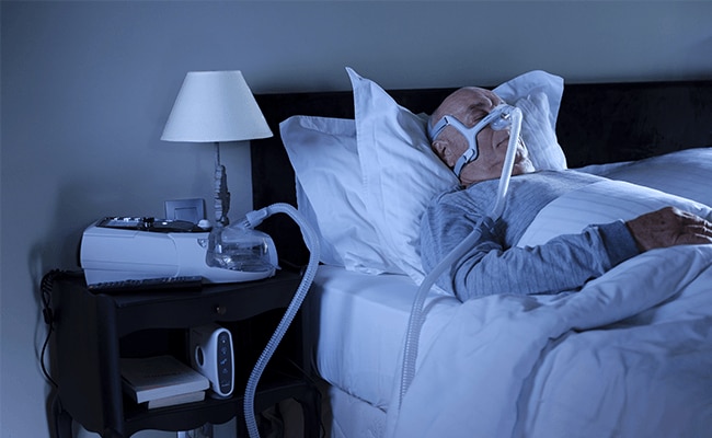 uomo-con-BPCO-che-dorme-con-ventilazione-non-invasiva-mobile