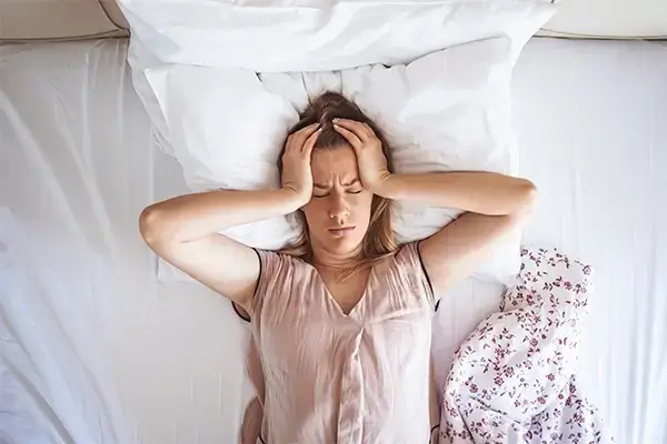 Giovane disperata in preda all’insonnia che cerca di prendere sonno